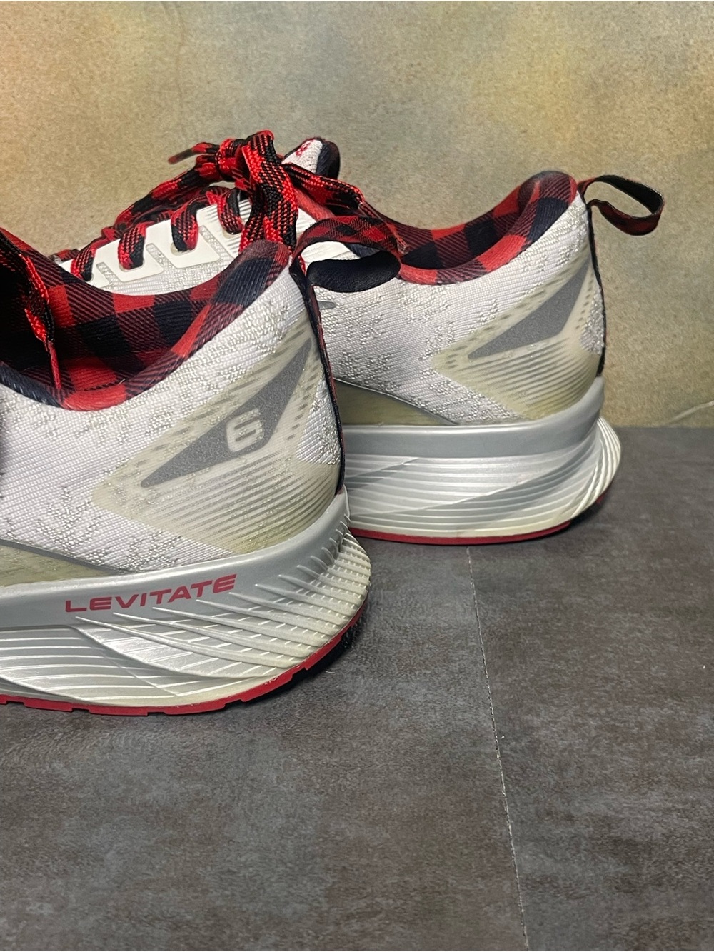 Brooks Levitate 6 Christmas Run Merry Women’s Running Shoes White/Red Size 8.5B - Picture 14 of 16